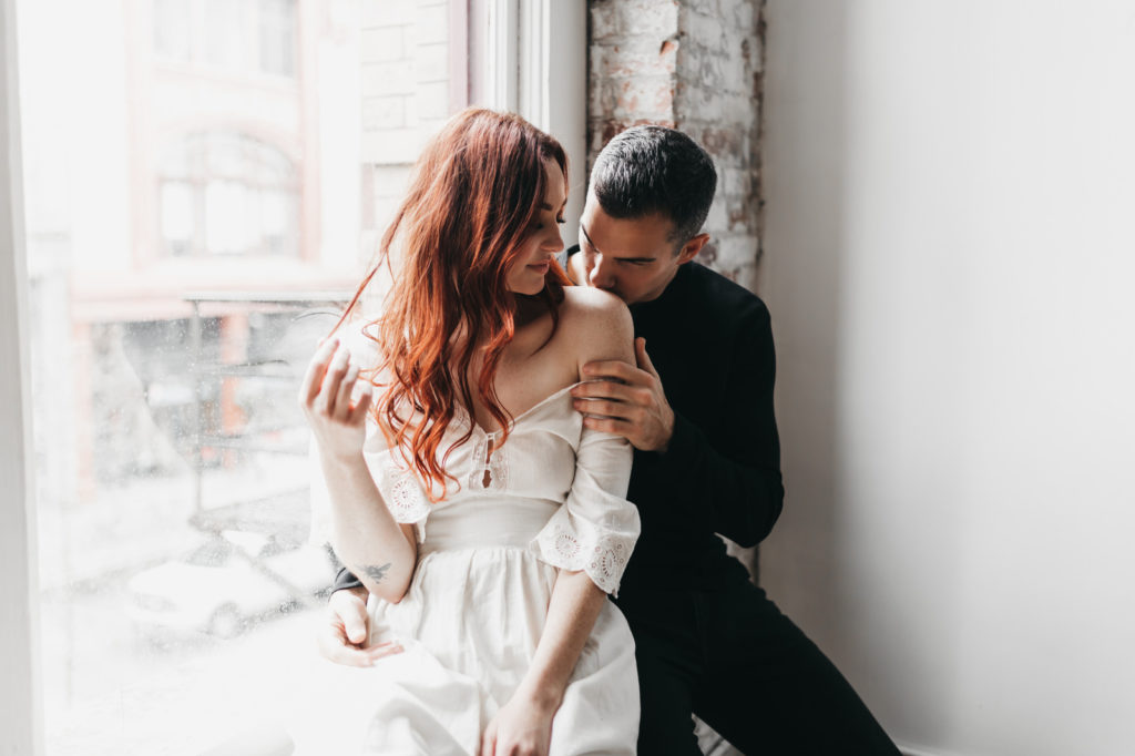 athena-and-camron-embracing-connection-masterclass-anna-travis-how-to-invite-pose-prompt-joy-in-photography2