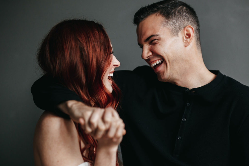 athena-and-camron-embracing-connection-masterclass-anna-travis-how-to-invite-pose-prompt-joy-in-photography23