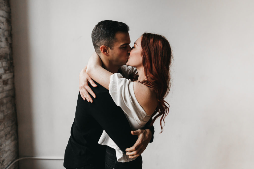 athena-and-camron-embracing-connection-masterclass-anna-travis-how-to-invite-pose-prompt-joy-in-photography28