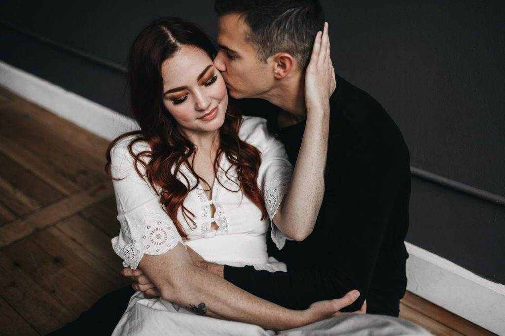 athena-and-camron-embracing-connection-masterclass-anna-travis-how-to-invite-pose-prompt-joy-in-photography35