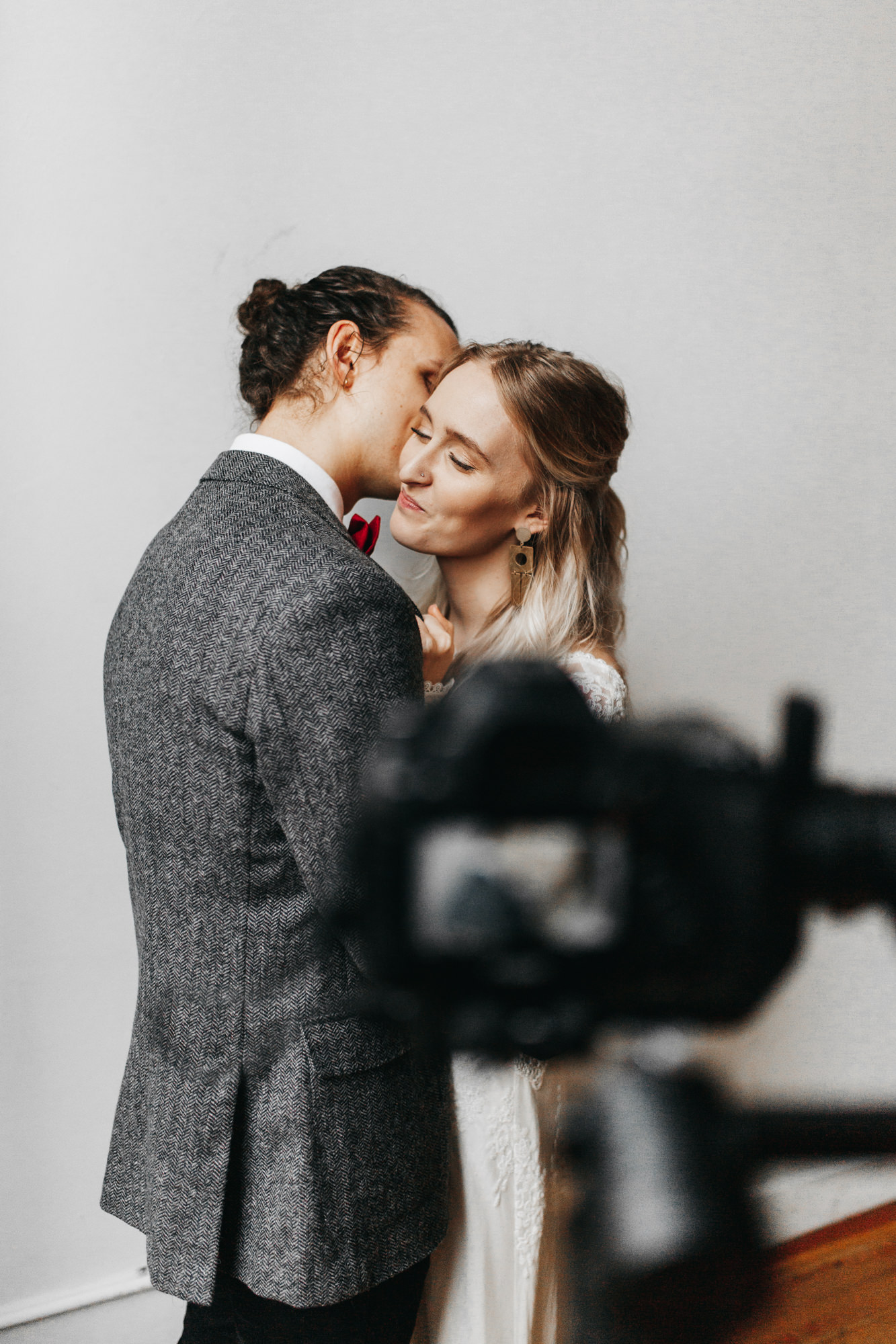 athena-and-camron-embracing-connection-masterclass-posing-couples-wedding-photography-bts-3